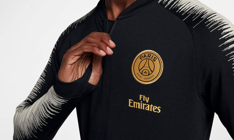 Paris Saint Germain Draagt Gruwelijk Trainingsjack Voetbalshirts Com