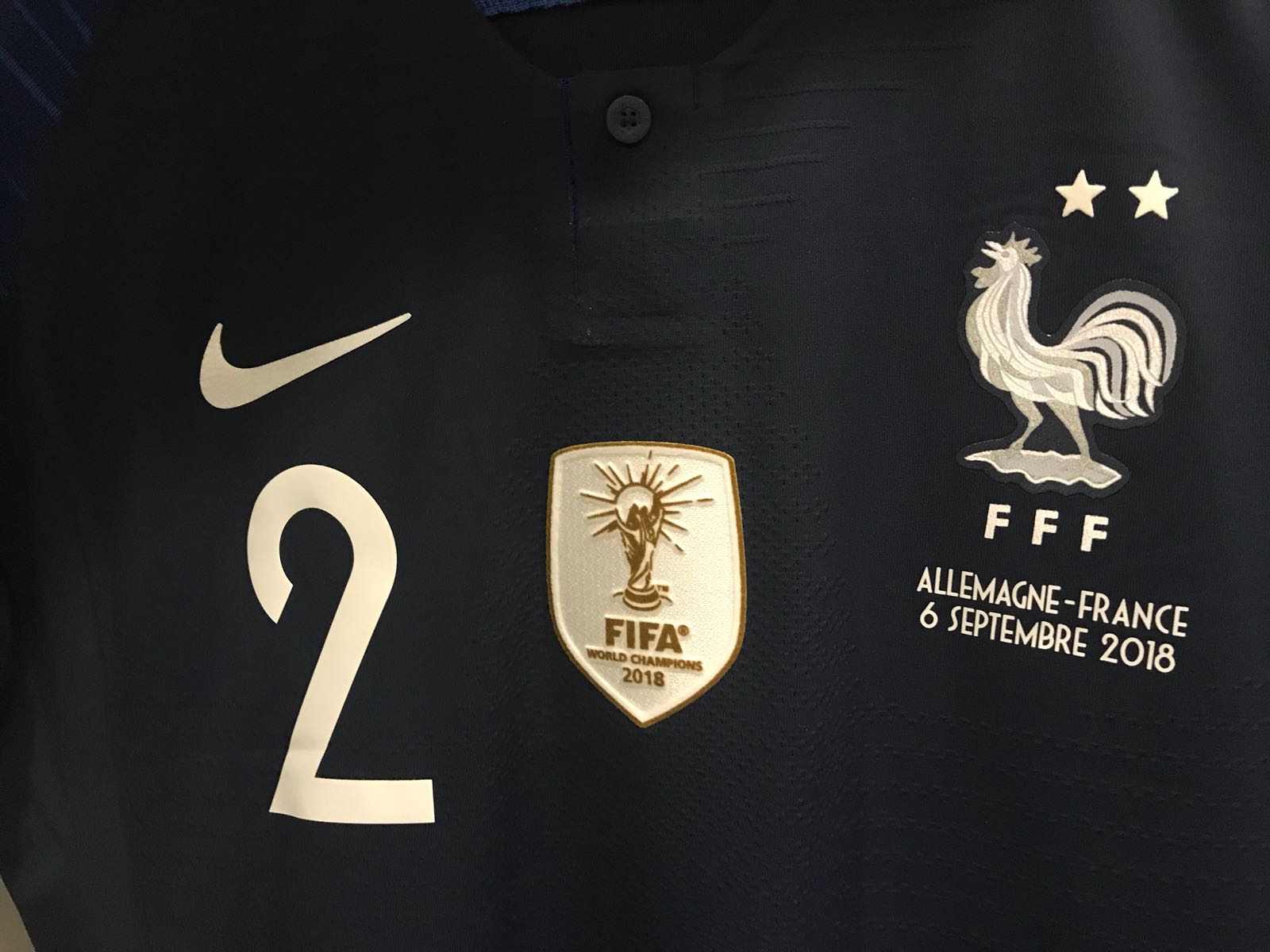 Frankrijk debuteert in voetbalshirt met twee sterren en FIFA badge