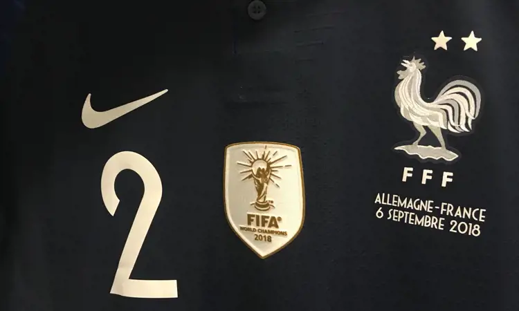 Frankrijk debuteert in voetbalshirt met twee sterren en FIFA badge