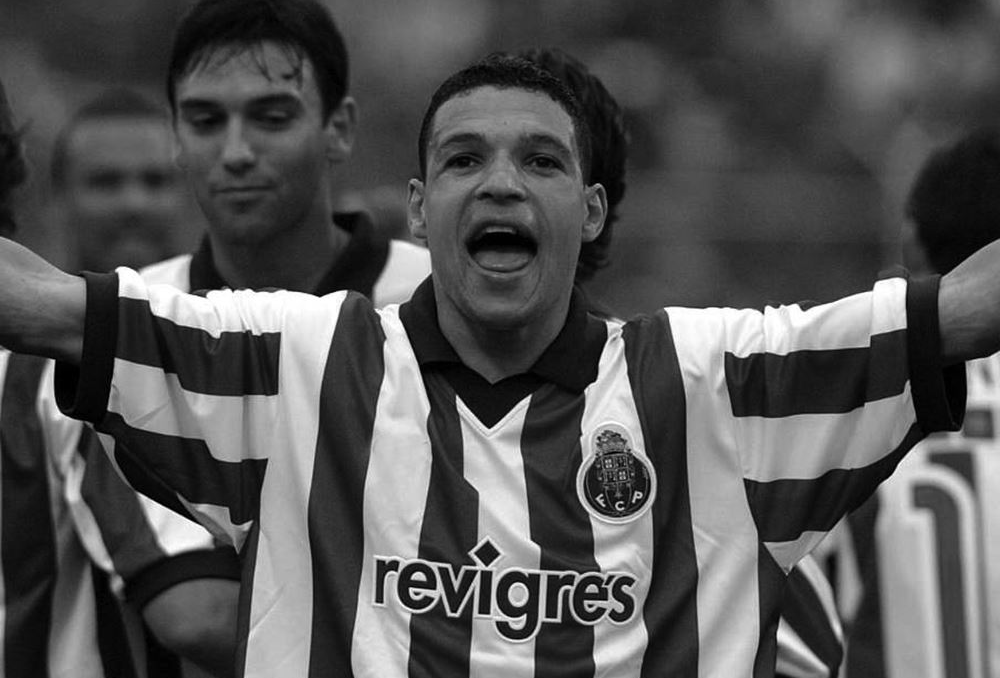 Het FC Porto retro voetbalshirt van 2002-2003