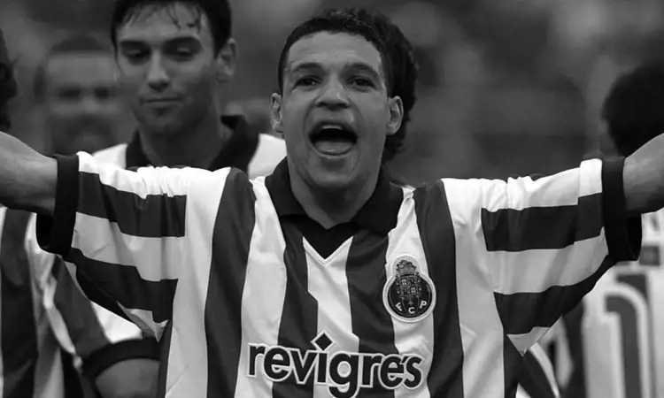 Het FC Porto retro voetbalshirt van 2002-2003