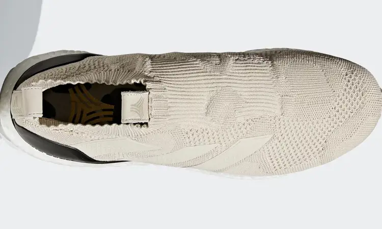 De beige adidas A16+ Ultraboost schoenen voor voetballers!
