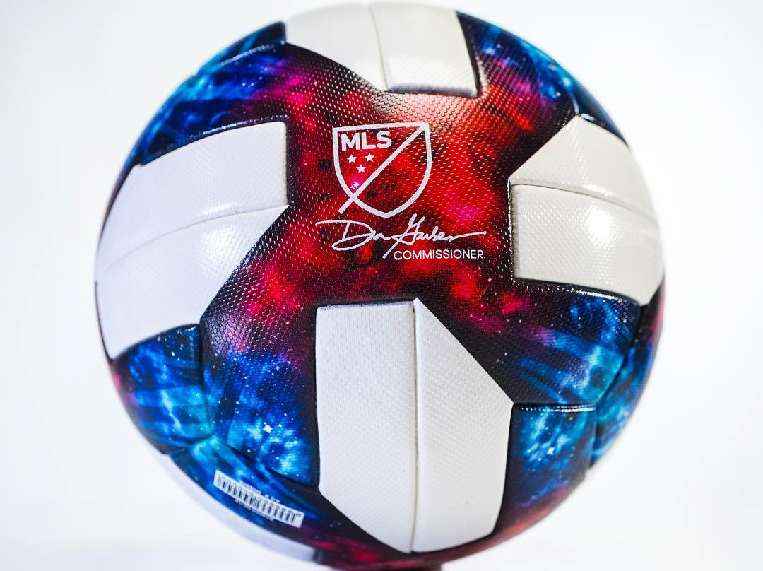 De futuristische adidas Nativo Questra MLS voetbal 2019