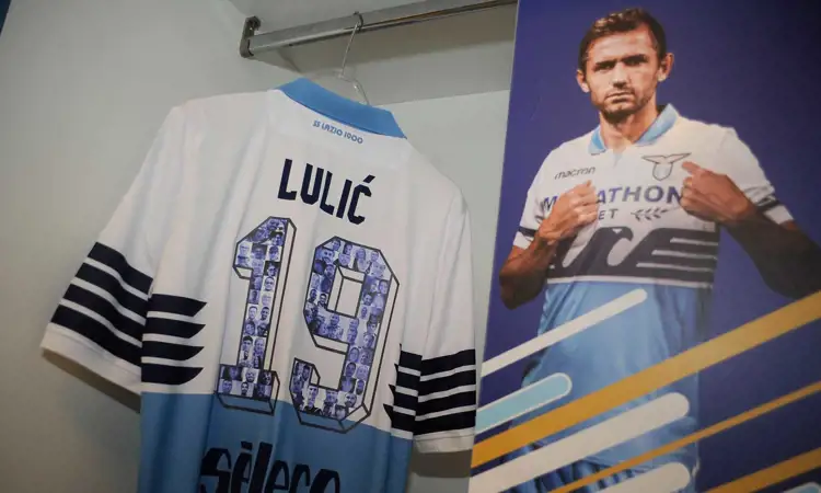 Lazio Roma draagt special edition bedrukking op voetbalshirt tegen Inter