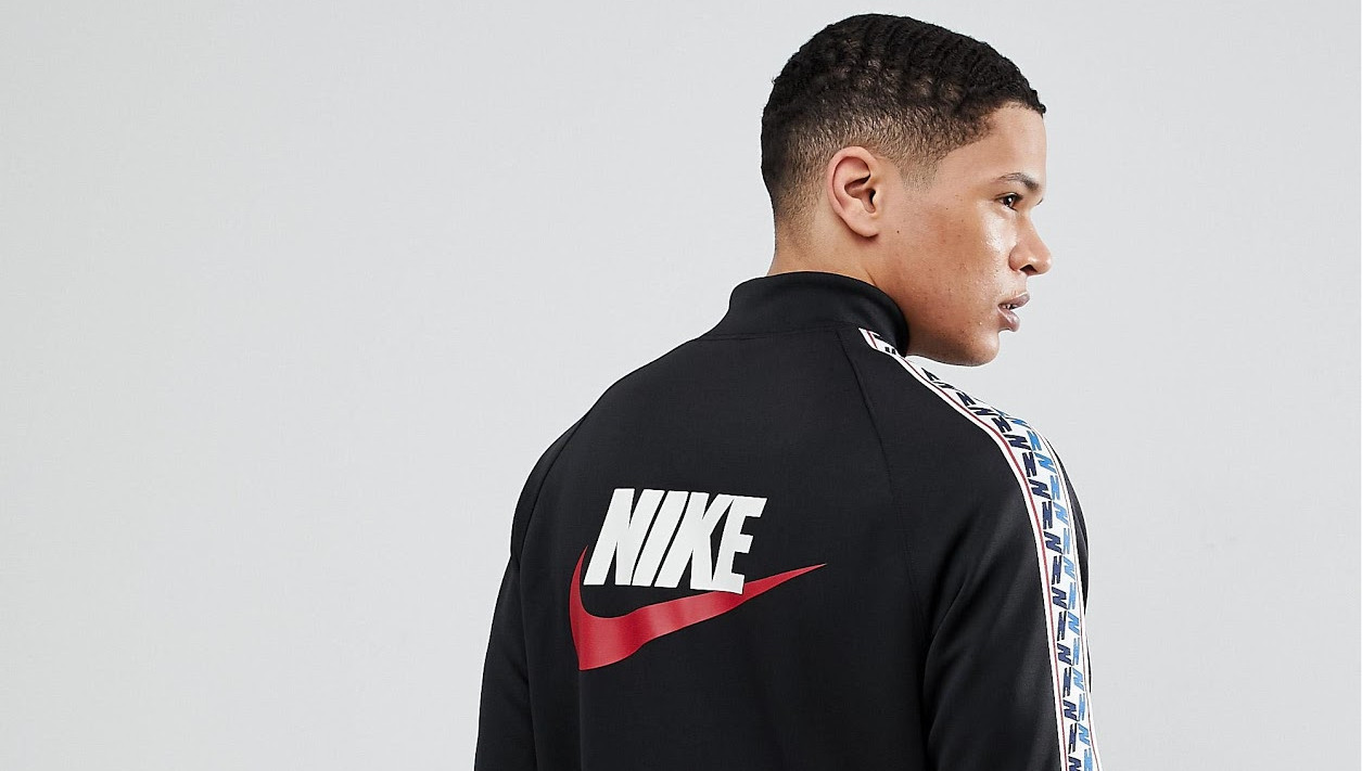 Nike derde voetbalshirts voor 2019-2020 bevatten Nike Sportswear logo?