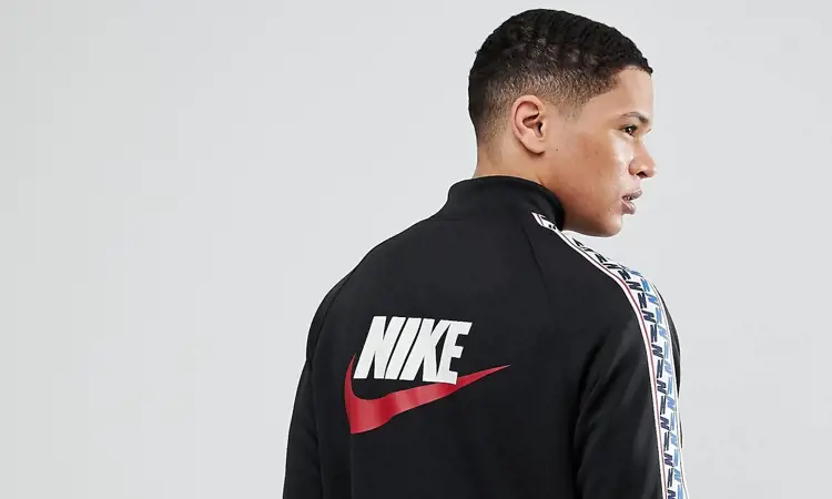 Nike derde voetbalshirts voor 2019-2020 bevatten Nike Sportswear logo?