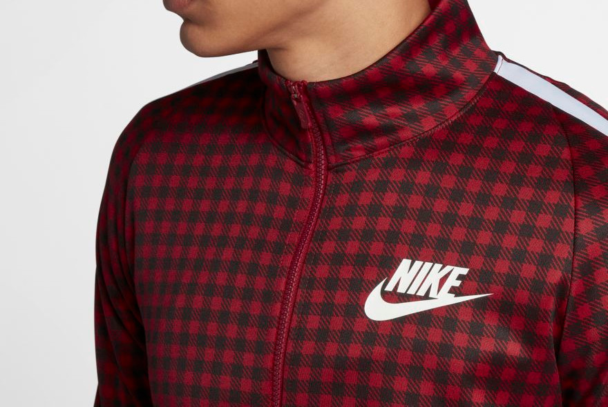 Het Nike Sportswear retro jack en trainingspak met burberry design!