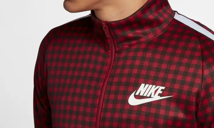 Het Nike Sportswear retro jack en trainingspak met burberry design!
