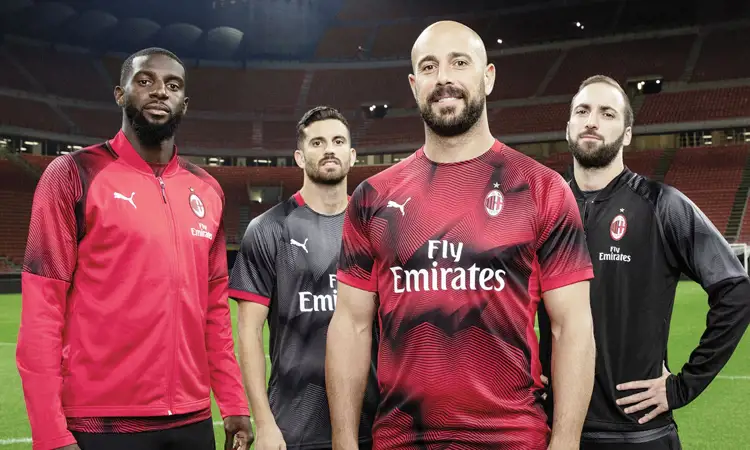 Het AC Milan anthem trainingsjack en warming-up shirt voor 2019