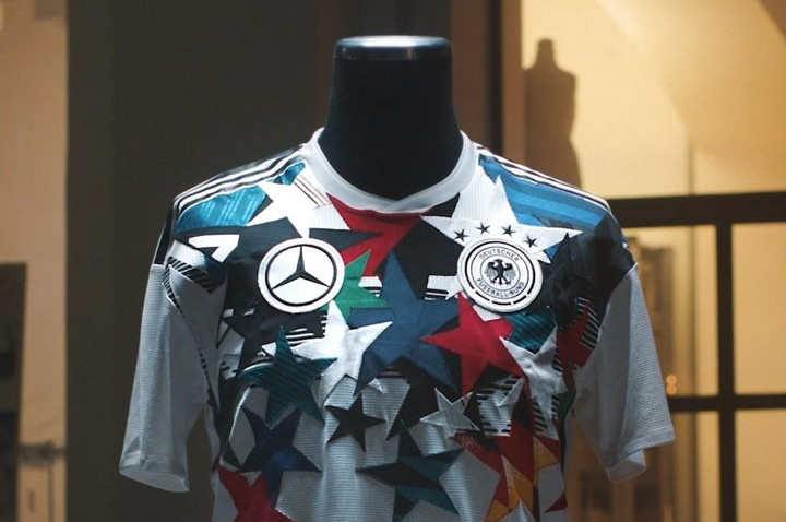 Het Duitsland X Mercedes Mash up voetbalshirt