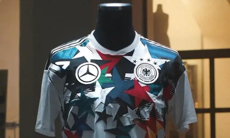 Het Duitsland X Mercedes Mash up voetbalshirt