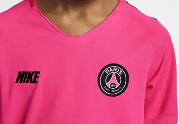 paris-saint-germain-trainingsshirt-roze.png