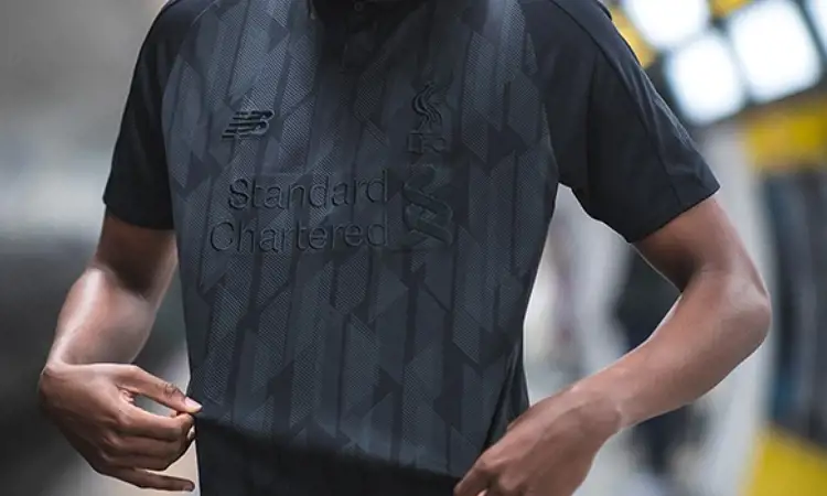 New Balance lanceert opvallend zwart Liverpool voetbalshirt voor 2018-2019