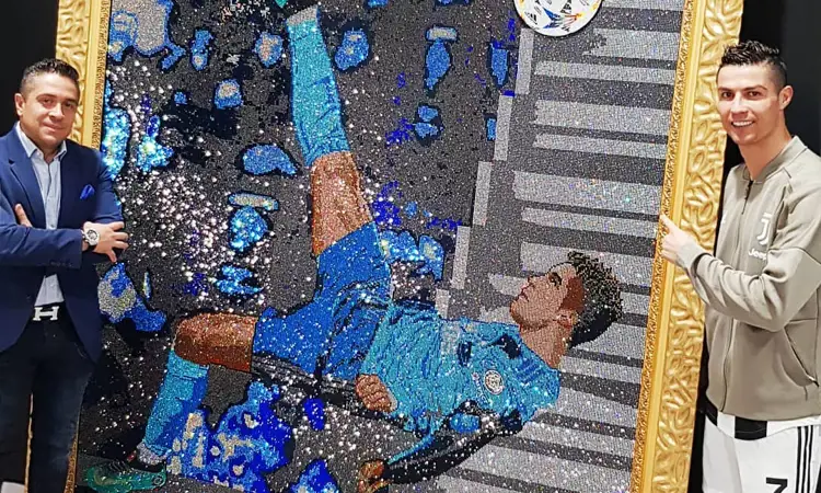 Ronaldo's omhaal vereeuwigd in portret van Swarovski diamanten