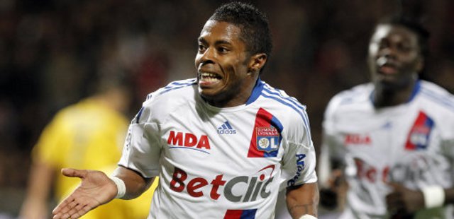 Olympique_Lyon_thuisshirt_2011_2012.jpg