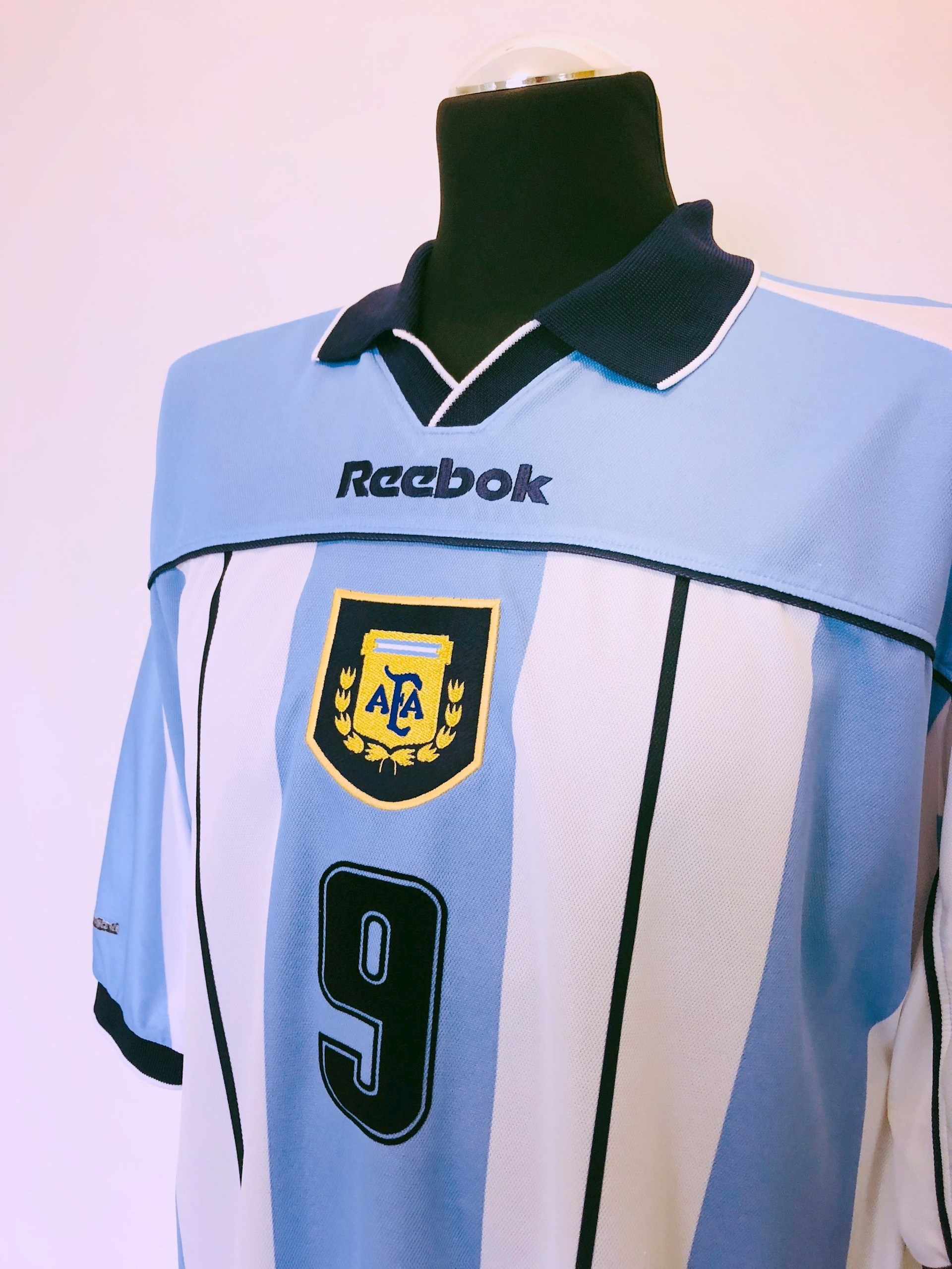 Het Argentinië voetbalshirt van 1994 - Voetbalshirts.com