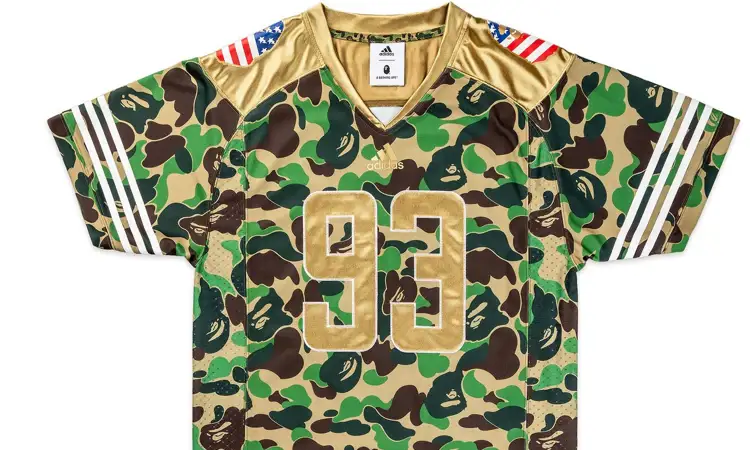 Het BAPE x adidas Originals American Football Super Bowl shirt