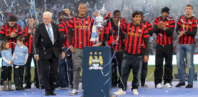 Manchester_City_uitshirt_2011_2012(1).jpg