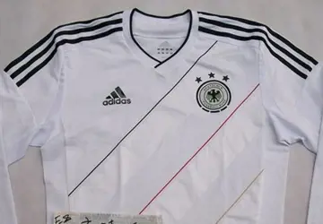 Duitsland_voetbalshirts_2011_2012.jpg
