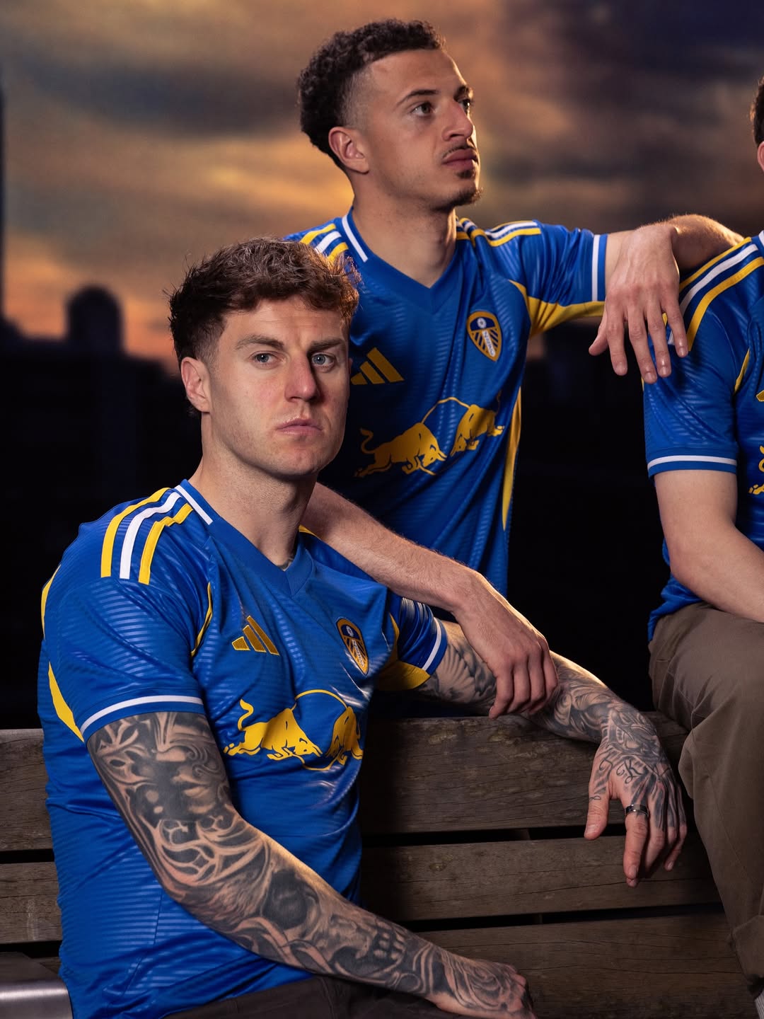 Leeds United voetbalshirts 2025-2026 geïnspireerd door Lowfields Tunnel, sjaals en shirt 2001-2003