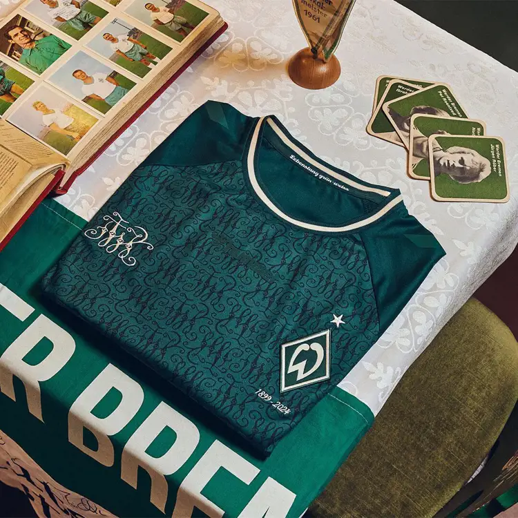 Dit is het Werder Bremen voetbalshirt ter ere van het 125 jarig bestaan