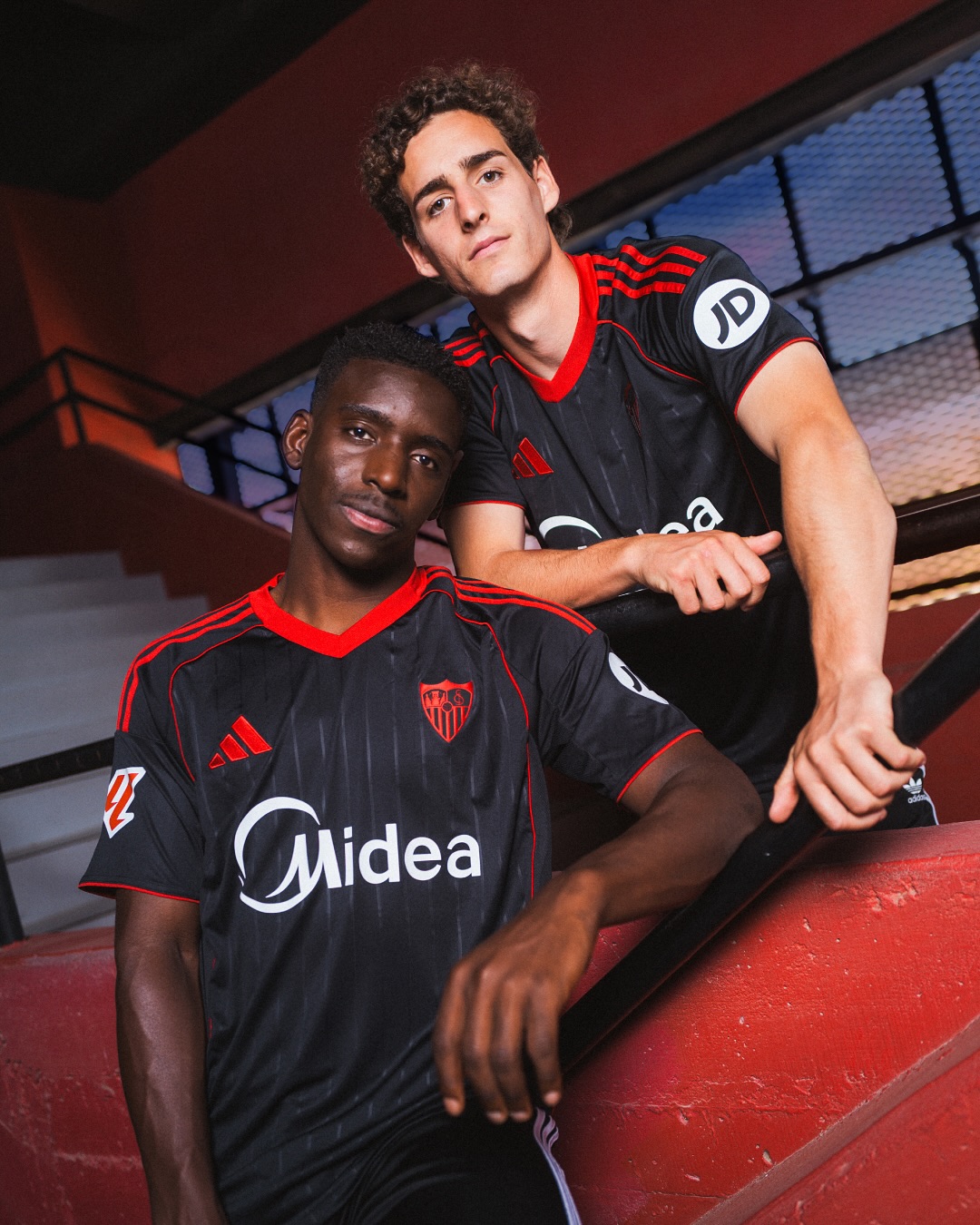 Dit zijn de Sevilla CF voetbalshirts 2025-2026 van adidas