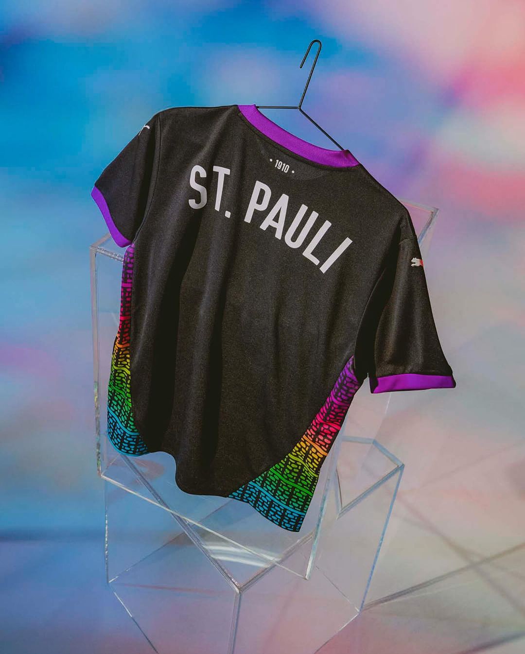 FC Sankt Pauli voetbalshirts 2024-2025 geïnspireerd door voetbalshirts jaren '90