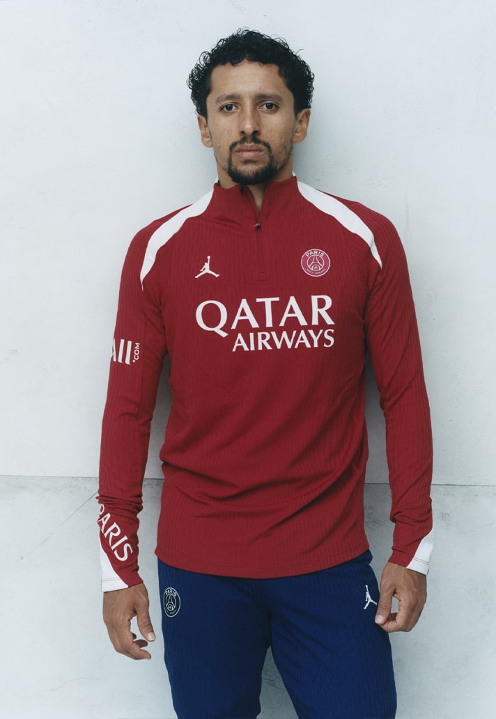 Paris Saint Germain 4e shirt 2024-2025 is blauw met vleugels! 