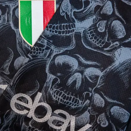 Dit is het Napoli Halloween voetbalshirt 2023-2024