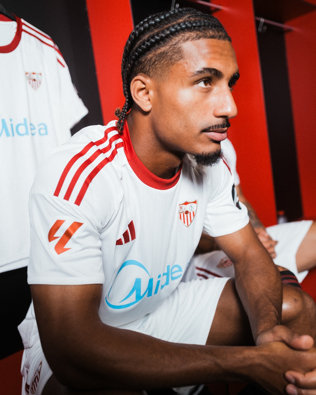 Dit zijn de Sevilla CF voetbalshirts 2025-2026 van adidas