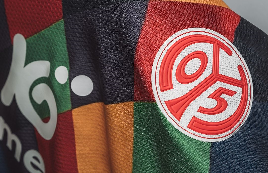 FSV Mainz carnaval voetbalshirt 2024-2025 geïnspireerd door Schwellkop Karlchen