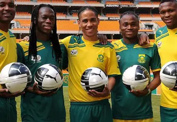 Zuid_Afrika_voetbalshirts_2011_2012.jpg