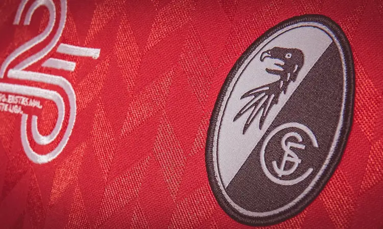 SC Freiburg brengt met voetbalshirt ode aan debuut Bundesliga 25 jaar geleden
