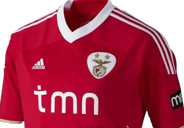Benfica_voetbalshirts_2011_2012.jpg