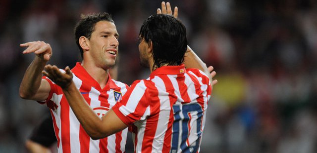 Atletico_Madrid_voetbalshirts_2011_2012.jpg