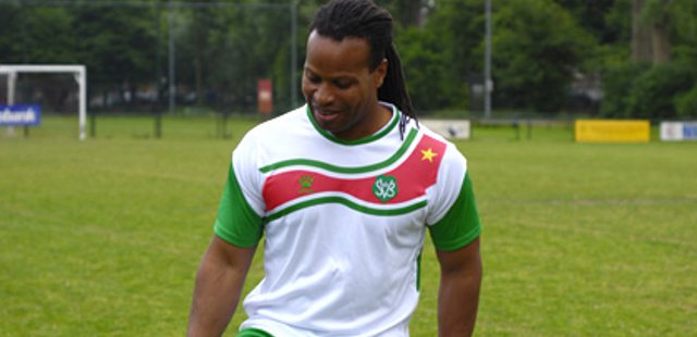 Suriname_voetbalshirts_2011_2012.jpg