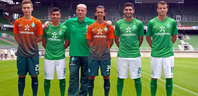 Werder_Bremen_voetbalshirts_2011_2012.jpg