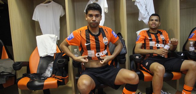 Shaktar_Donetsk_thuisshirt_2011_2012.jpg