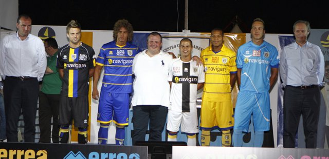 Parma_voetbalshirts_2011_2012.jpg