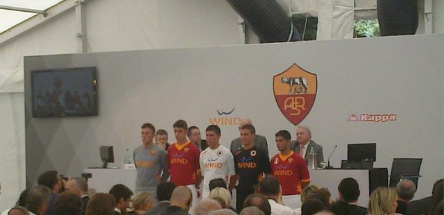AS_Roma_voetbalshirts_2011_2012(1).jpg