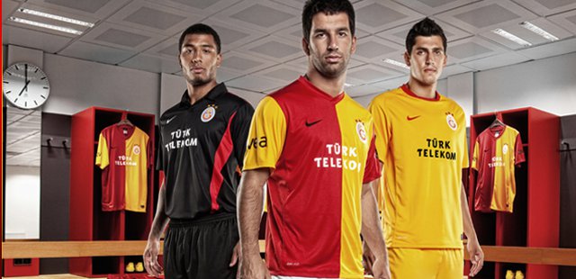 Galatasaray_voetbalshirts_2011_2012.jpg