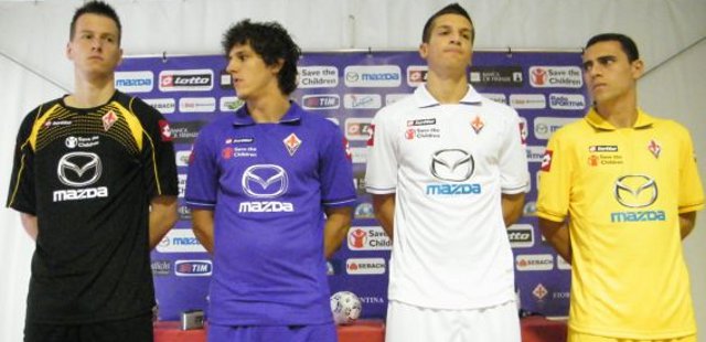 Fiorentina_voetbalshirts_2011_2012.jpg