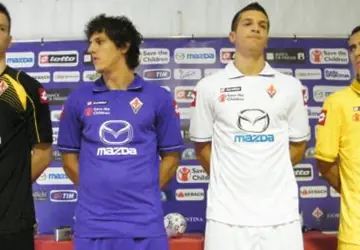 Fiorentina_voetbalshirts_2011_2012.jpg