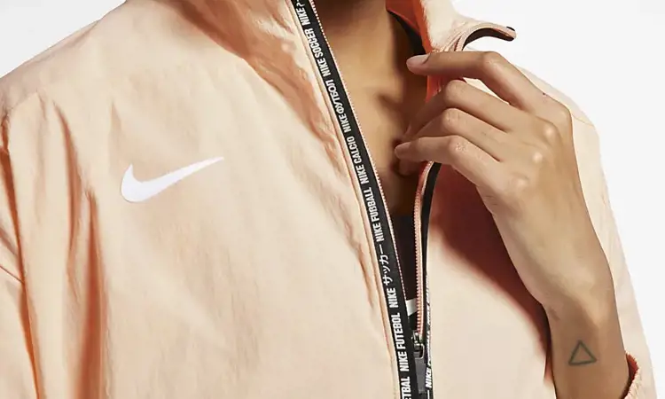 Het Nike FC trainingspak voor vrouwen