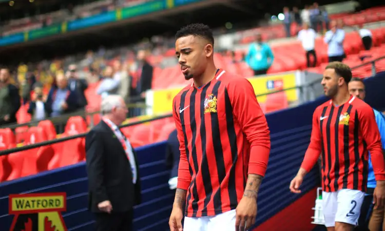 Manchester City draagt speciaal FA Cup winners 1969 warming-up shirt