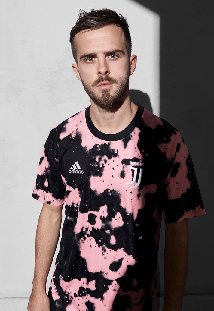 bord bestuurder walgelijk Het zwart/roze Juventus camo warming-up shirt 2019-2020 - Voetbalshirts.com