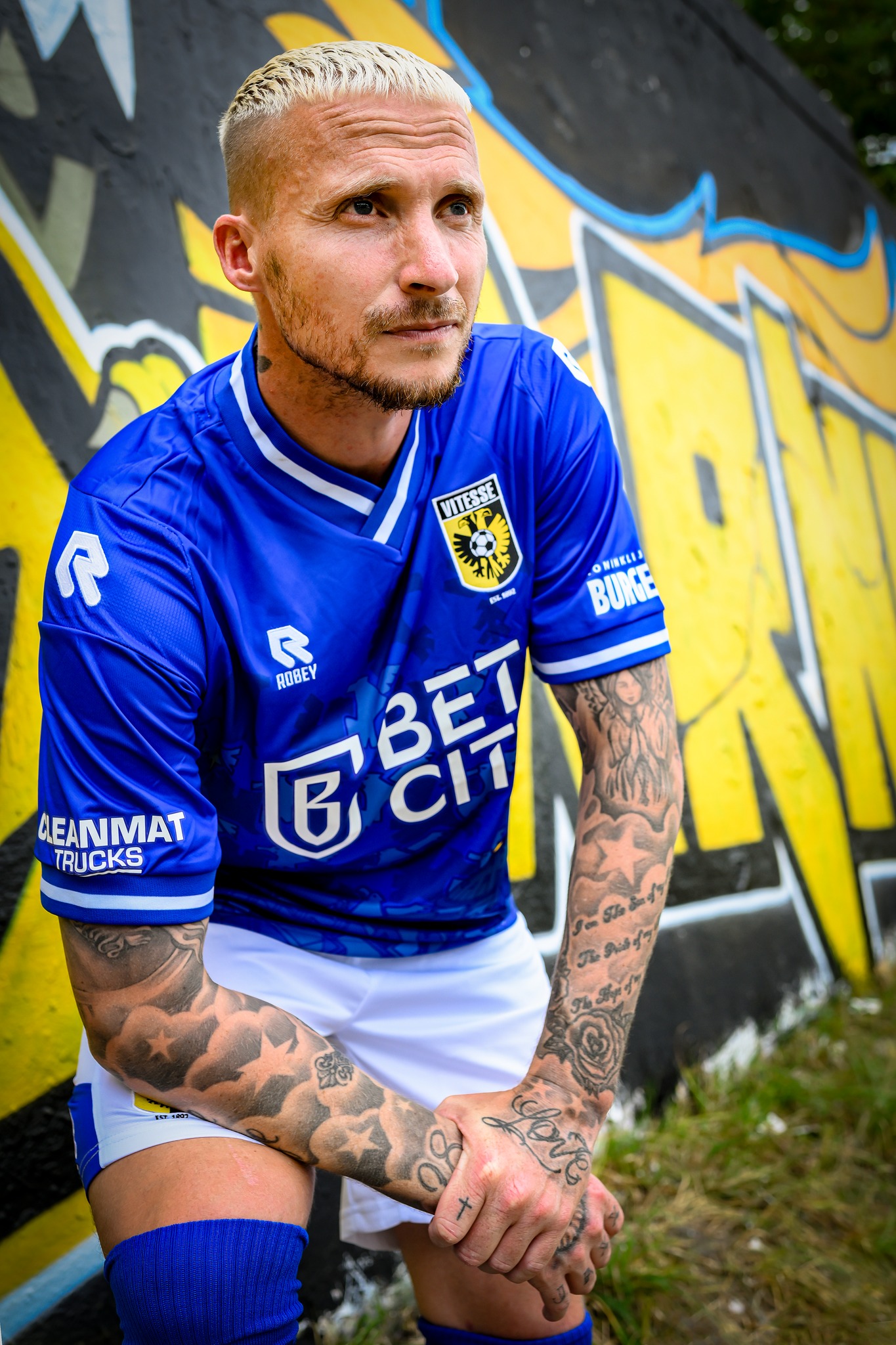 Dit zijn de Vitesse voetbalshirts 2024-2025