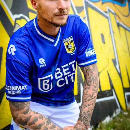 Dit zijn de Vitesse voetbalshirts 2024-2025