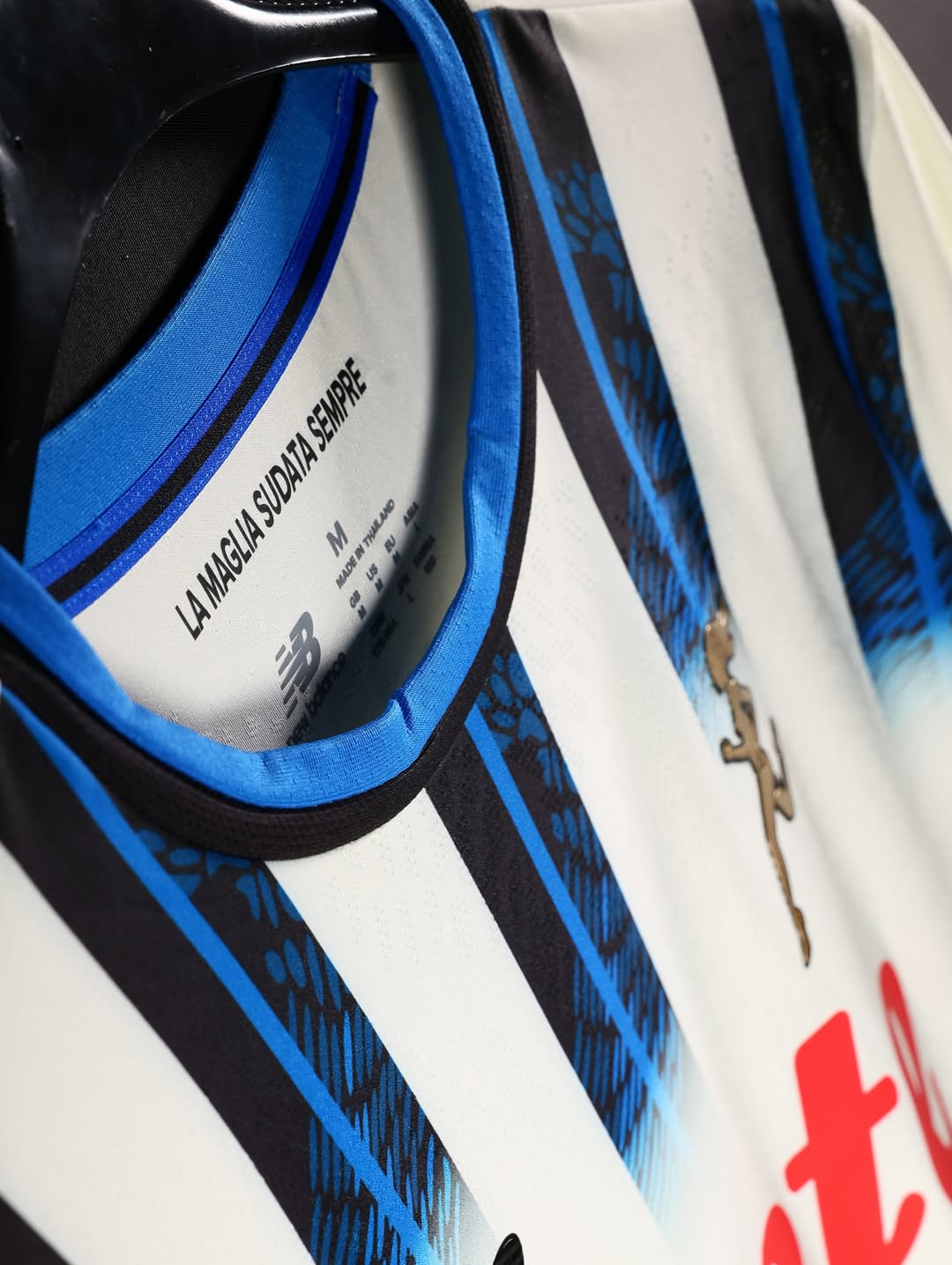 Dit zijn de Atalanta Bergamo voetbalshirts 2025-2026 van New Balance