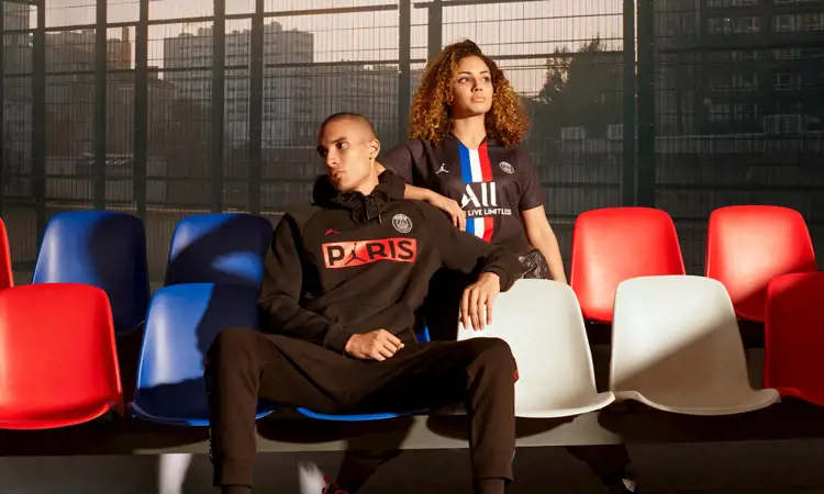 De zwarte Paris Saint Germain hoodie van Jordan Brand
